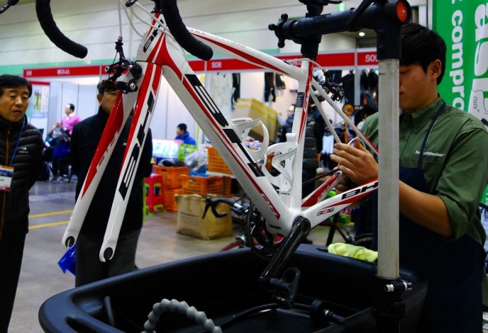 로미의 GO OUT에 소개된 자전거 세차, 스마트 바이크 워셔.(사진출처:로미블로그)