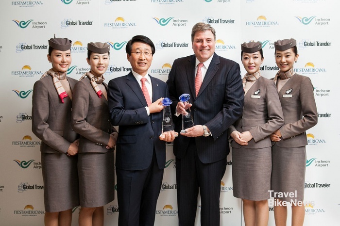 아시아나항공이 미국의 여행전문지인 '트래블러'가 선정하는 최고 기내서비스상(10년 연속 수상)과 최고 승무원상을 수상했다.(사진제공:아시아나항공)