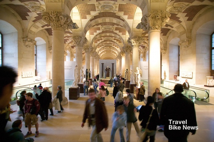 유럽 여행의 불청객인 소매치기를 조심해야 하는 3개 나라는 이탈리아, 프랑스, 스페인 등이다.사진은 루브르박물관의 관람하고 있는 여행객들.
