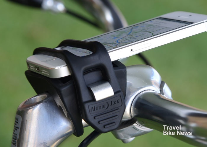 나이트이즈사가 스마트폰을 자전거에 손쉽게 거치할 수 있는 제품을 선보였다.(사진제공:나이트이즈)