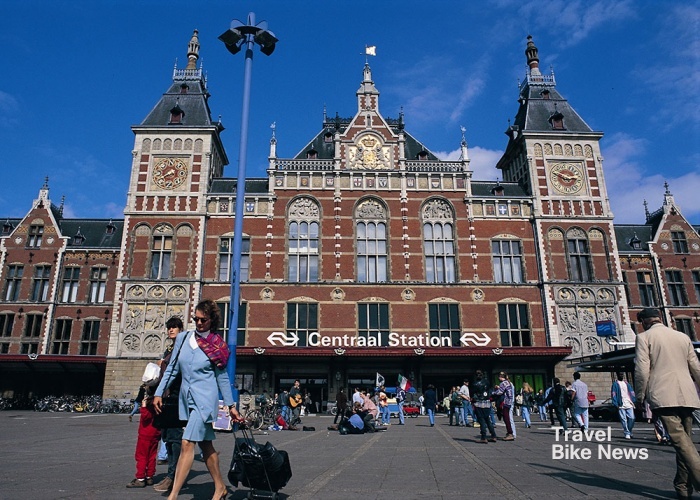 네덜란드 여행의 시작은 암스테르담의 중앙역에서 시작된다. 대부분 여행자가 스히폴 공항에서 시내까지 기차를 타고 이용하기 때문이다.