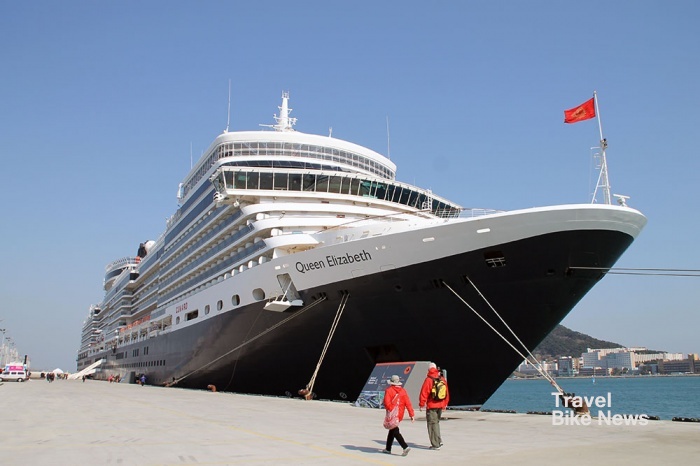 지난 1월 118일의 세계 일주를 항해중인 호화유람선 퀸 엘리자베스호가 22일 부산항에 기항을 했다. 사진 / 조용식 기자
