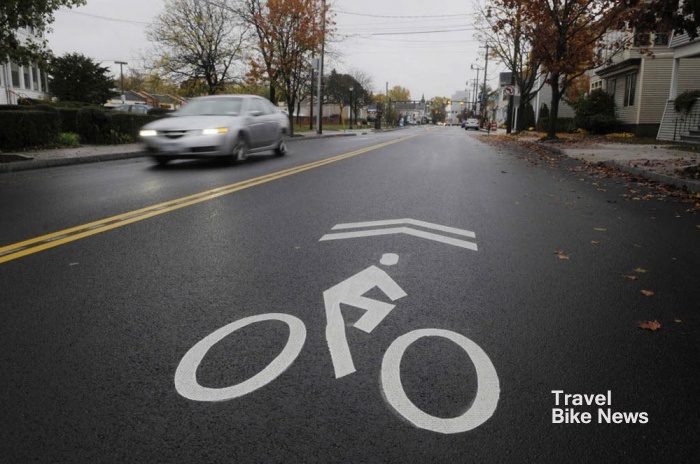 국내에 처음 도입되는 자전거 우선도로로 청계천 도로를 지정, 오는 5월 중 시범 운영될 예정이다. 사진은 외국의 자전거 우선도로를 나타내는 표시. (사진출처 : everymantri.com)