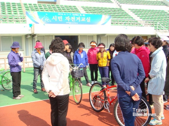 포항시가 시민들의 자전거 이용을 활성화하기 위해 무료로 자전거 교실을 마련하고 있다. ( 사진제공:포항시 )