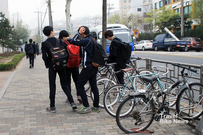 자전거로 통학하는 학생들의 대부분은 안전을 위한 헬멧을 착용하지 않고 등교를 한다. 자전거 시범학교는 있지만, 자전거 통학생에 대한 안전교육은 한 번도 이루어진 적이 없다. 사진 / 조용식 기자