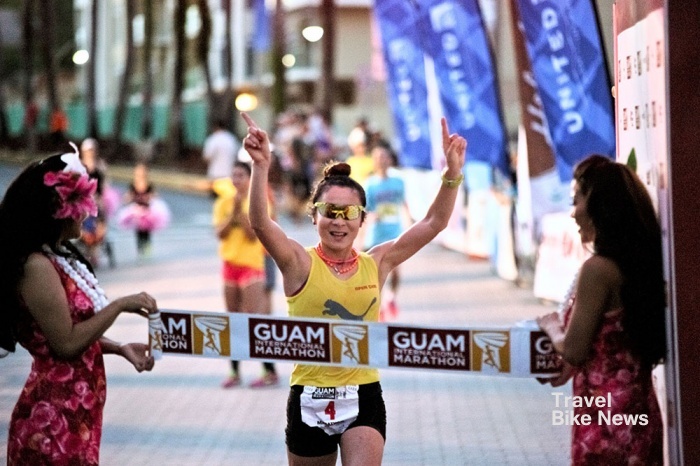 2014 괌 국제 마라톤 대회에서 여자부 풀코스 우승을 차지한 윤은희 선수가 골인 지점을 들어서고 있다. 이하 사진제공 / 괌정부관광청 한국사무소