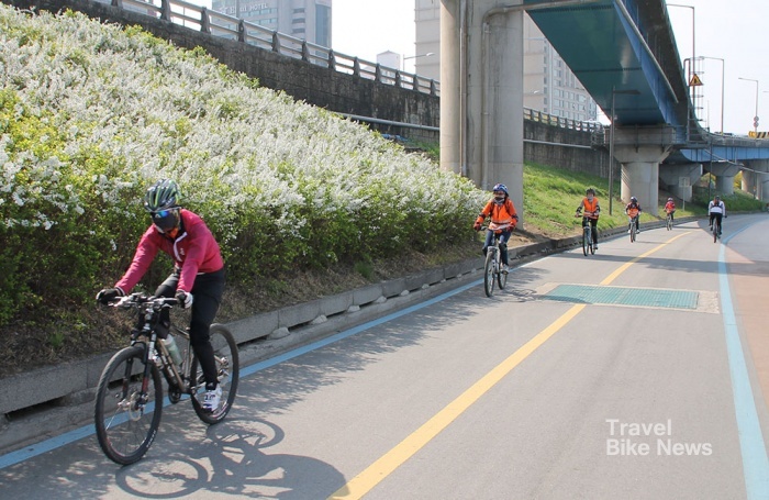 서울시가 자전거 왕초보를 위해 열린 자전거 교실을 개설한다. 사진은 한강 자전거길에서 자전거 실기 교육을 받고 있는 수강생들의 모습. 사진 / 조용식 기자