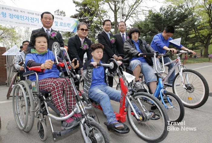 현대자동차그룹이 최근 서울의 장애인 복지관 장애인들이 쉽고 자유롭게 이동할 수 있게 맞춤형 자전거를 기증했다.  사진 제공 / 현대자동차 그룹