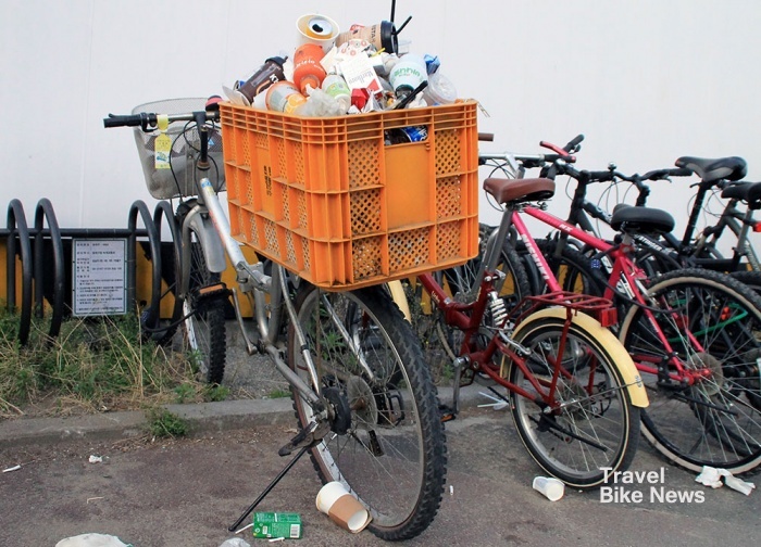 오랜기간 방치된 자전거의 플라스틱 박스에는 오가는 행인들이 버린 쓰레기가 수북이 쌓여있다. 사진 / 조용식 기자