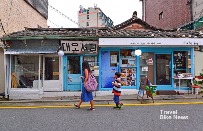 대오서점은 1934년 지은 한옥 건물로, 책방을 연지 63년이나 되는 서촌의 명물. 서울에서 가장 오래된 헌책방이다. 사진 / 김대성 기자