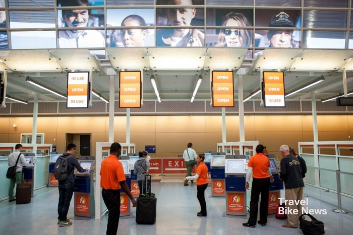 미국내에서 유일하게 간편한 통관 프로그램을 전면 실시하고 있는 댈러스/포트워스 국제공항. 사전 확인된 여행객이 자동입국 심사를 하고 있다. 사진 제공 / 댈러스/포트워스 국제공항