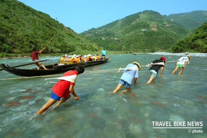 거대한 양쯔 강을 따라가면서 아름다운 자연과 3000년의 유구한 역사와 다양한 문화를 경험할 수 있다. 