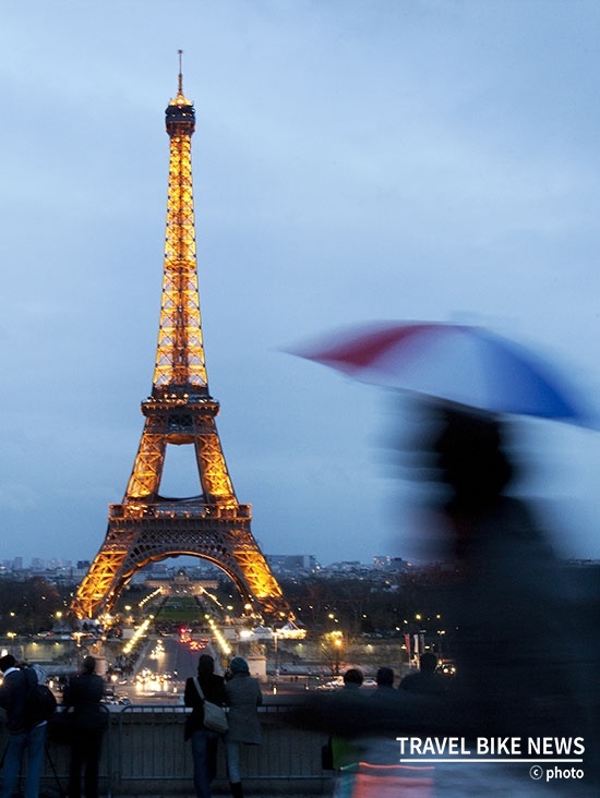 KT가 프랑스 파리의 에펠탑, 베르사유궁전 등 유명 관광지를 대기 시간 없이 바로 입장 가능한 서비스를 제공하는 애플리케이션 '웰컴 투 파리' 베타 버전을 선보인다. 사진은 에펠탑이 가장 아름답게 보이는 샤이오 궁에서 바라본 에펠탑의 모습. 사진 제공 / 프랑스 관광청