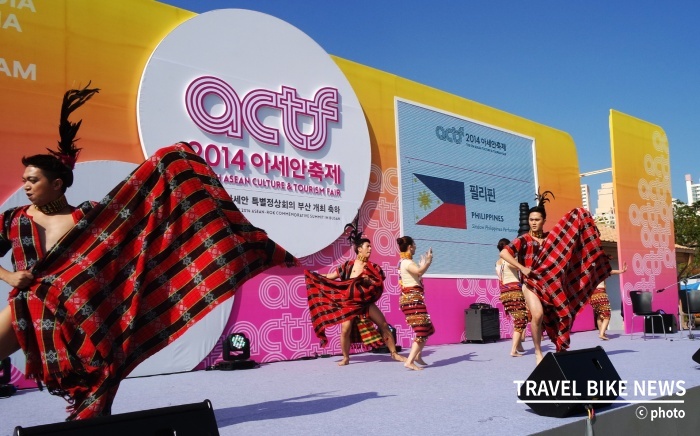 '2014 아세안 문화관광축제'가 열리고 있는 부산과 인천에서 신다우 필리핀 예술공연단이 무대를 장식하고 있다. 사진 제공 / 필리핀관광청