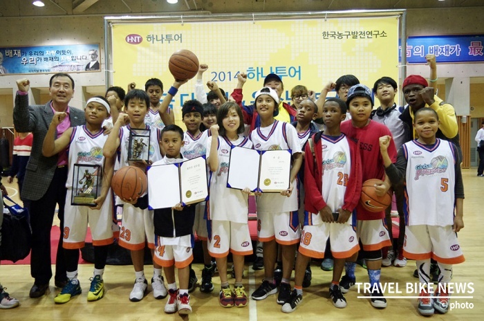하나투어가 주최하고 서울 사회복지공동모금회가 후원, 한국농구발전연구소가 주관하는 '2014 하나투어 전국 다문화 & 유소년 농구대회가 지난 25일 배재고등학교 체육관에서 개최됐다. 사진 / 하나투어