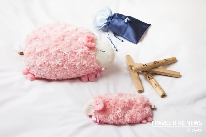 임피리얼 팰리스가 귀여운 양 모양의 눈베개와 낮잠베개를 선물로 증정하여 양과 편안한 휴식을 즐길 수 있는 패키지를 출시한다. 사진 제공/ 임피리얼 팰리스 서울