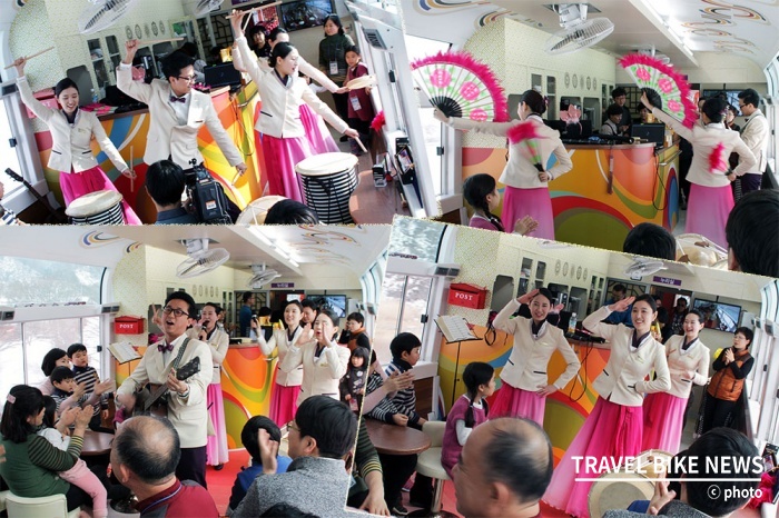 지난 22일 개통된 정선아리랑열차 'A-train'의 승무원들이 승객들을 위해 다양한 공연과 춤, 노래는 물론 다양한 이벤트를 통해 밝고, 생기넘치는 분위기를 연출하고 있다. 사진 / 조용식 기자 
