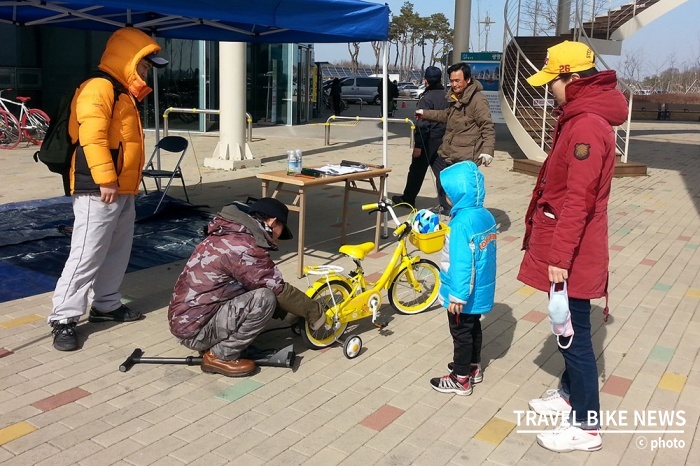 광주광역시가 광주천과 영산강변에 마련한 '강변축 거점터미널'에서 어린이가 자전거 정비를 받고 있다. 사진 제공 / 광주광역시