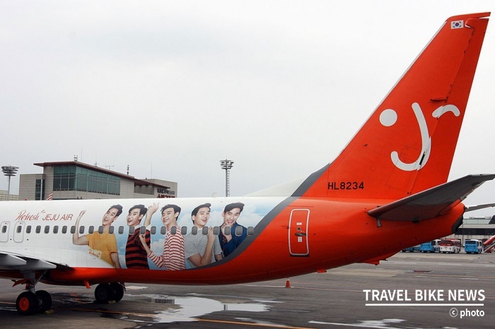제주항공은 12일 한류스타 김수현을 래핑한 항공기 1호기를 공개했다. 사진 제공/ 제주항공