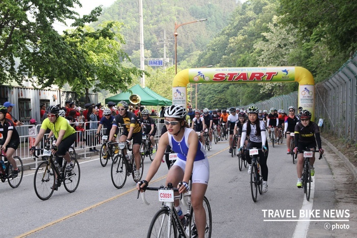제8회 '화천 DMZ 랠리 평화 자전거 대회'가 지난 17일 2,500여 명의 자전거 마니아가 참석한 가운데 화천에서 개최됐다. 사진 제공 / 화천군