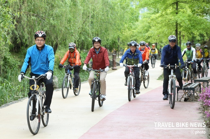 김만수 부천시장이 자전거 동호인들과 함께 '자전거 산책 500리길'을 직접 달리며 도로 정비를 하고 있다. 사진 제공 / 부천시