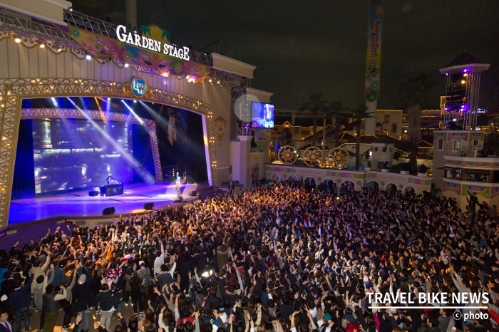  29일(금) 밤, 롯데월드 어드벤처는 밤새도록 마술과 놀이기구를 즐길 수 있는 &lsquo;매직 컬러 나이트 파티&rsquo;를 개최한다. 사진 제공/ 롯데월드 