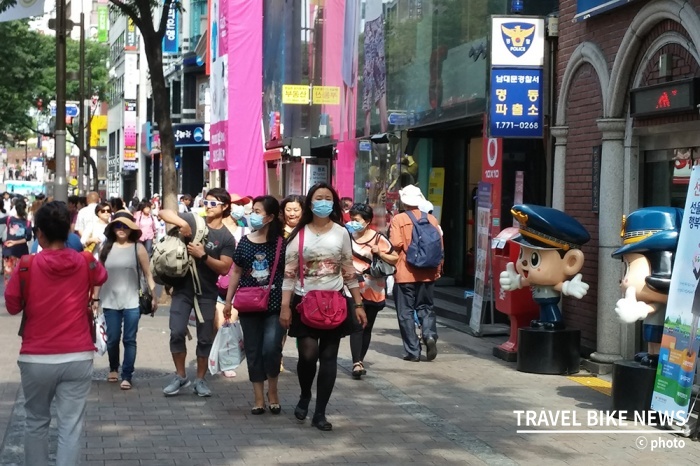 2일 명동 거리에는 마스크를 착용한 외국인 관광객들의 모습. 사진/ 이상엽 기자