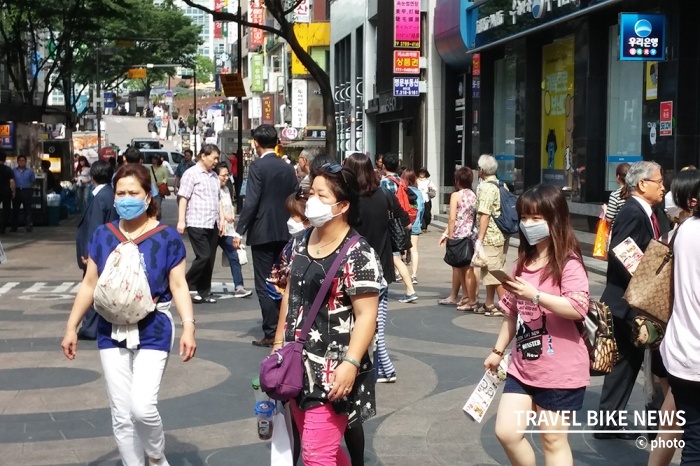 국내에서 메르스가 확산되자 홍콩 당국은 검역을 강화했다. 지난 2일 명동에는 한국을 방문중인 관광객이  마스크를 착용한 채 쇼핑을 하고 있는 모습. 사진/ 이상엽 기자