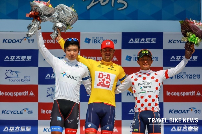 투르 드 코리아 1구간 부산-구미(189.1km)에서 WIPPERT Wouter(사진 가운데) 선수가 4시간 37분 45초로 개인종합 우승을 차지했다. 사진 제공 / 투르 드 코리아 