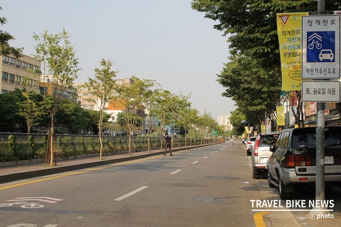 7일 개통된 청계천로 '자전거 우선도로'에는 자전거 이용자 대신 '청게천로가 자전거 우선도로로 운영됩니다'라고 적힌 플래카드만 펄럭이고 있다. 사진 / 조용식 기자