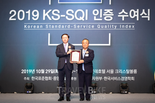 우기홍 대한항공 대표이사(왼쪽)와 이상진 한국표준협회 회장(오른쪽)이 기념 촬영을 하고 있다. 사진/ 대한항공