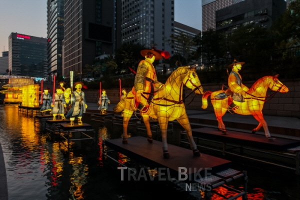 매년 국내 여행자는 물론 해외 여행자들의 관심을 받아온 서울빛초롱축제가 올해로 10주년을 맞이한다. 사진/ 한국관광공사
