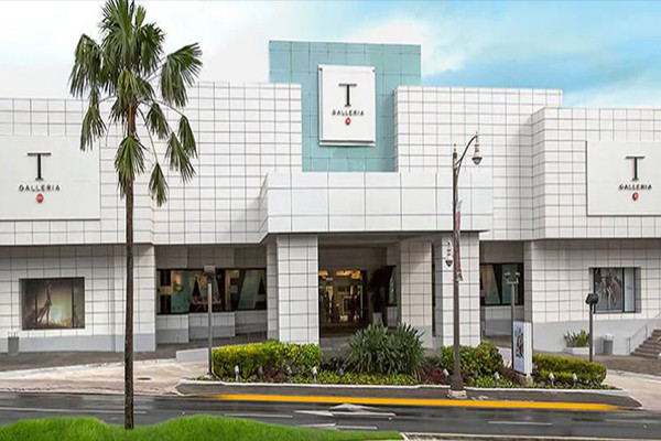 괌 명품쇼핑의 1번지, T갤러리아에는 샤넬, 프라다 등 괌에서 가장 많은 명품 브랜드가 입점해 있다. 사진/ 괌정부관광청