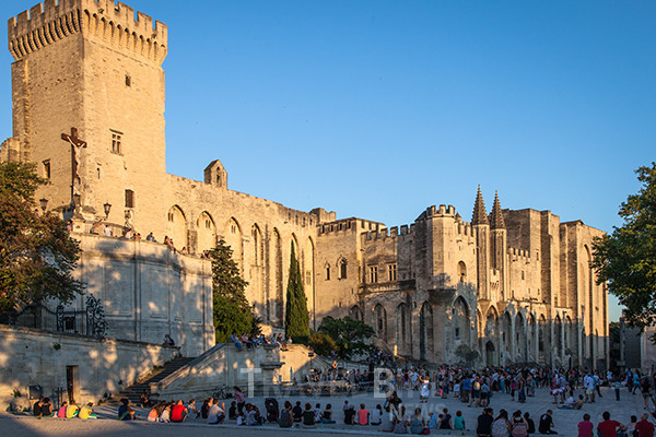 ‘교황의 도시’ 아비뇽은 매년 7월이 되면 아비뇽 연극제(festival d’Avignon)가 열려교황청은 연극 공연이 펼쳐지는 무대로 변신한다. 사진/ 아비뇽