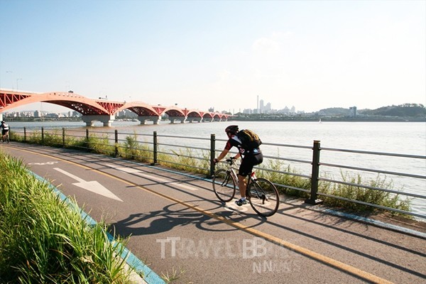 한강변을 따라 서울을 가로지르는 한강 자전거길은 총 거리가 107km에 이르는 장거리 코스다. 서울특별시와 하남, 남양주, 구리, 고양 등 5개 시를 아우르는 자전거길은 국토종주 자전거길의 한 구간에 속한다. 사진/ 한국관광공사