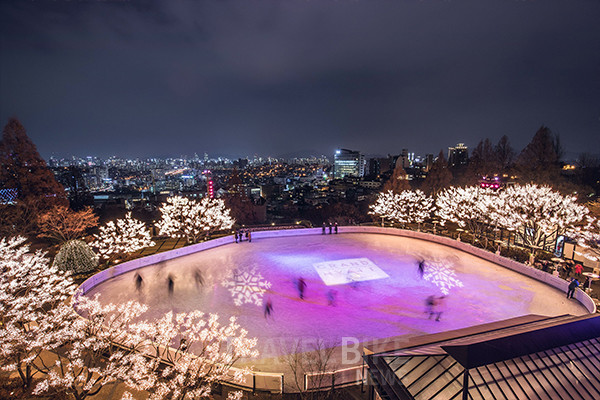 그랜드 하얏트 서울 호텔의 아이스링크는 약 402 평방미터 크기에 최대 150명의 고객을 수용할 수 있으며, 남산 중턱에 자리하고 있어 서울의 아름다운 야경을 바라보며 스케이팅을 즐길 수 있다. 사진/ 그랜드 하얏트 서울