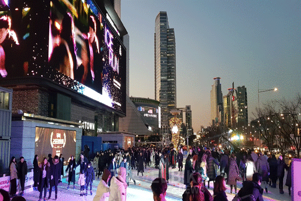 겨울철 야외 활동의 진수 ‘아이스 스케이팅’을 즐길 수 있는 코엑스 ‘아이스런’이 12월 11일(수) 개장한다. 사진/ 코엑스