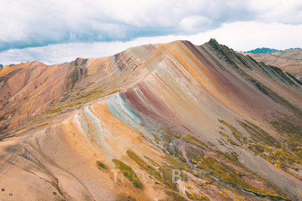 팔코요는 해발 4,900m의 쿠스코의 남동쪽에 위치한 무지개 빛깔의 산으로 봉우리와 주변 계곡을 물들인 붉은색, 노란색, 라벤더색의 줄무늬가 만드는 경관은 감동을 선사한다. 사진/ 페루관광청