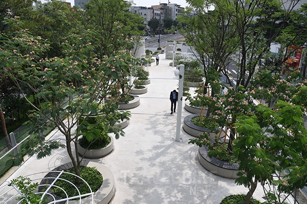 방문객들은 휴식, 산책을 목적으로 서울로 7017을 찾았다. 만족도는 도심 내부의 보행·산책 공간에 대해 94%, 주변 지역을 연결하는 이동 공간에 대해 93%를 나타내 가장 높았다. 사진/ 서울시