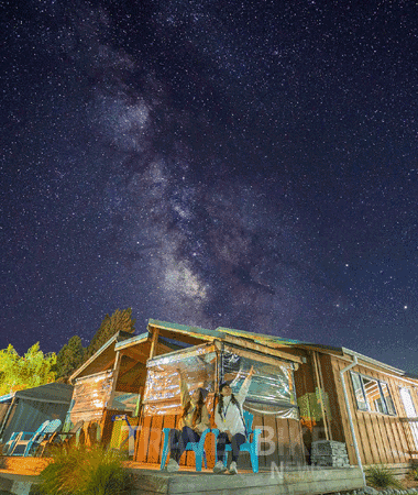 테카포 호수는 ‘세계 최고의 천문 관측 장소’로 알려진 아오라키 매켄지 국제 밤하늘 보호구에 속해 있어 밤이 되면 쏟아질 것 같은 수많은 별들과 은하수, 떨어지는 별똥별을 두 눈에 담을 수 있다. 사진/ 여행에 미치다