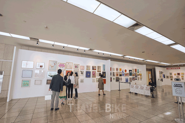다양한 작품을 관람하며 문화와 예술에 빠질 수 있는 한가람미술관은 대한민국 최초 복합 아트센터로, 총 6개의 전시실과 아트숍을 통해 여러 가지 작품들을 만나볼 수 있다. 사진/ 서울관광재단