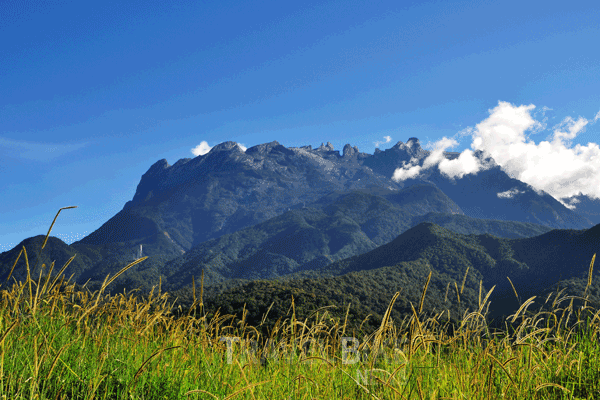 키나발루 산은 동남아에서 가장 높은 봉우리를 가지고 있는 산으로 말레이시아 최초로 유네스크 세계문화유산에 등재된 대표 명소다. 사진/ 자유투어