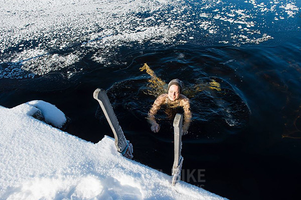 야외 활동이 어려운 시기에는 아침에 차가운 물로 샤워를 하여 겨울 수영을 대체한다. 사진/ 핀란드관광청