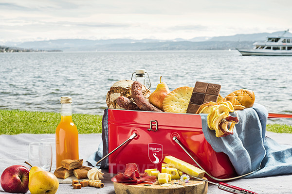 스위스 전역에 펼쳐진 그랜드 투어 루트 중 각 지역의 명물 먹거리를 담아 두었다. 2인용 피크닉 박스로 2 개의 음료와 5개의 수제 스낵이 빨간 박스 안에 정성스레 담겨 있다. 사진/ 스위스정부관광청
