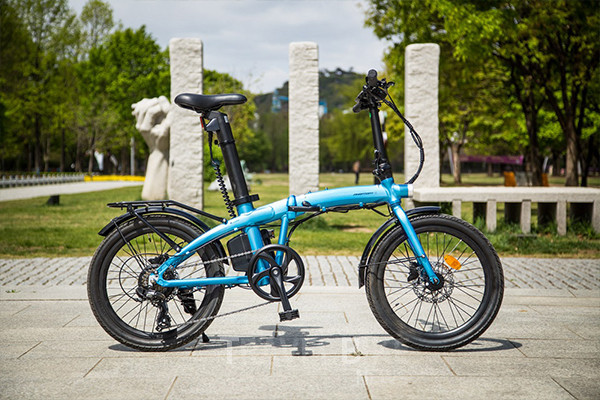 삼천리자전거의 접이식 전기자전거 ‘팬텀Q’는 이동성과 실용성을 갖추었을 뿐만 아니라 디자인과 편의 기능까지 업그레이드되어 여름 휴가지에서 즐기기에 제격이다.  사진/ 삼천리자전거