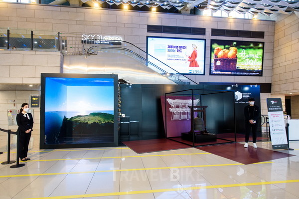 ‘세계유산 힐링큐브’의 ‘영상 전시관’은 정육면체 5면 LED 공간에서 360도 영상을 실감체험할 수 있는 공간이다. 사진/ 한국문화재단