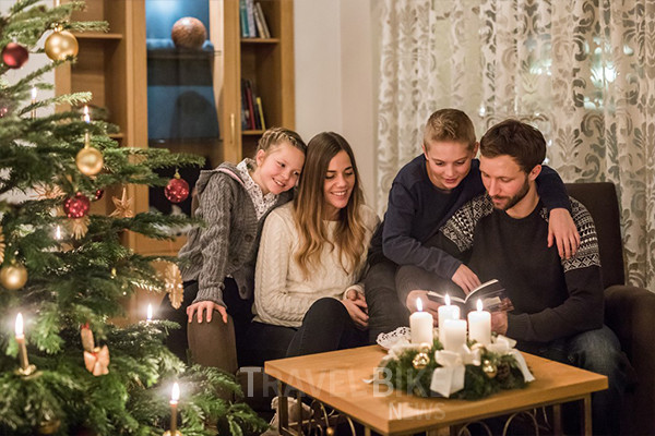 오스트리아에서는 크리스마스이브가 크리스마스만큼이나 중요한 날이다. 오후 7시쯤이면 예쁘게 장식한 크리스마스트리에 처음으로 불이 켜지며 온 가족이 주위에 모여 크리스마스 캐럴을 부른다. 사진/ 오스트리아관광청