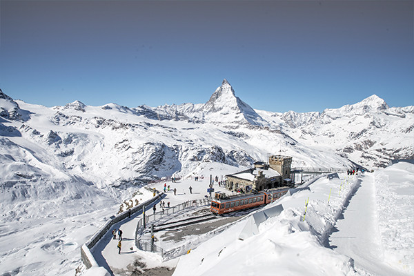 고르너그라트 정상에서는 스위스에서 가장 높은 산인 두포우르슈피체와 알프스에서 세 번째로 긴 빙하인 고르너 빙하가 있는 파노라마가 펼쳐진다. 사진. 스위스정부관광청