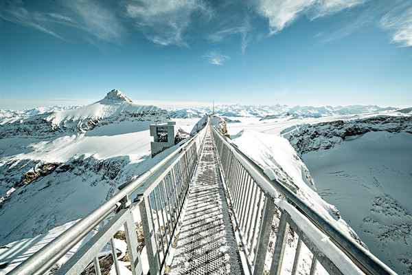 '글래시어 3000'에는 빙하 위를 짜릿하게 건널 수 있는 구름다리, 티쏘 피크 워크가 있다. 이 다리 위에 올라서서 4,000m급 봉우리 24개에 둘러싸여 보는 특별한 체험을 할 수 있다. 사진/ 스위스정부관광청