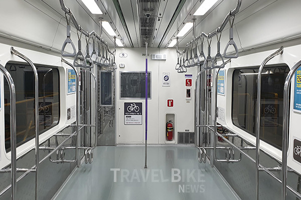 서울시가 작년 9월부터 12월까지 시범 운영한 ‘지하철 7호선 평일 자전거 휴대 승차’를 올해부터 상시 운영한다. 사진/ 서울시